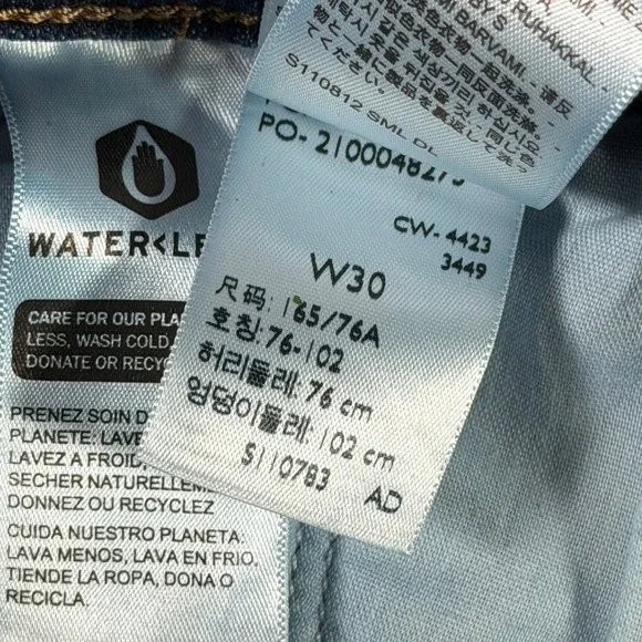 Levi Strauss & Co Womens Classic Bermuda Shorts Blue Denim Size 30 Medium Wash - Picture 12 of 15